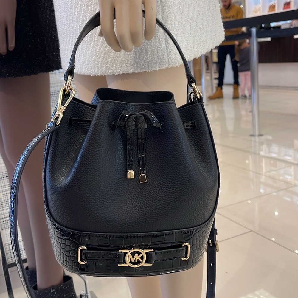 MICHAEL KORS 
Reed Medium Pebbled Leather Belted Bucket Messenger Satchel Crossb - Picture 5 of 16